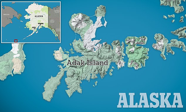 Adak diente einst als geschäftiger Marinestützpunkt mit mehr als 6.000 Einwohnern.  Die Basis wurde jedoch 1997 geschlossen