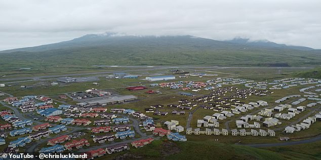 Laut Luckhardt leben derzeit noch 33 ständige Einwohner in Adak.  Einer der Bewohner vermietet intakte Gebäude an Touristen