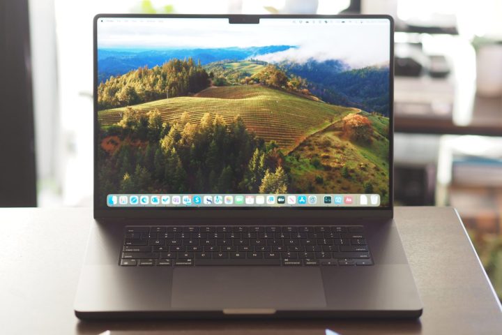 Vorderansicht des Apple MacBook Pro 16 mit Display und Tastatur.