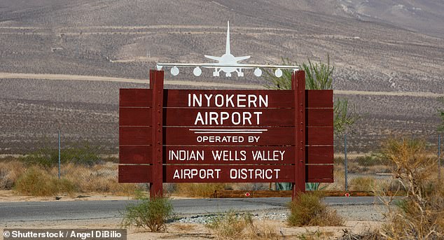 Ein Pilot bezeichnete den Flughafen Inyokern in Kalifornien als seinen am wenigsten bevorzugten Flughafen, da er über eine „schmale Landebahn inmitten einer Raketenreichweite“ verfügt.