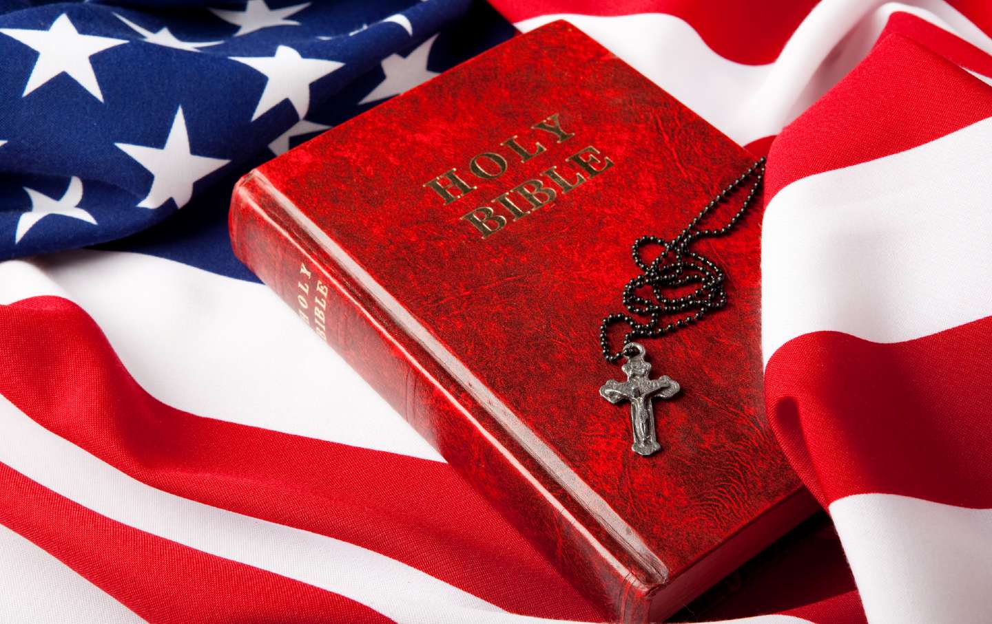 Auf der amerikanischen Flagge liegen eine Bibel und ein Kreuz.