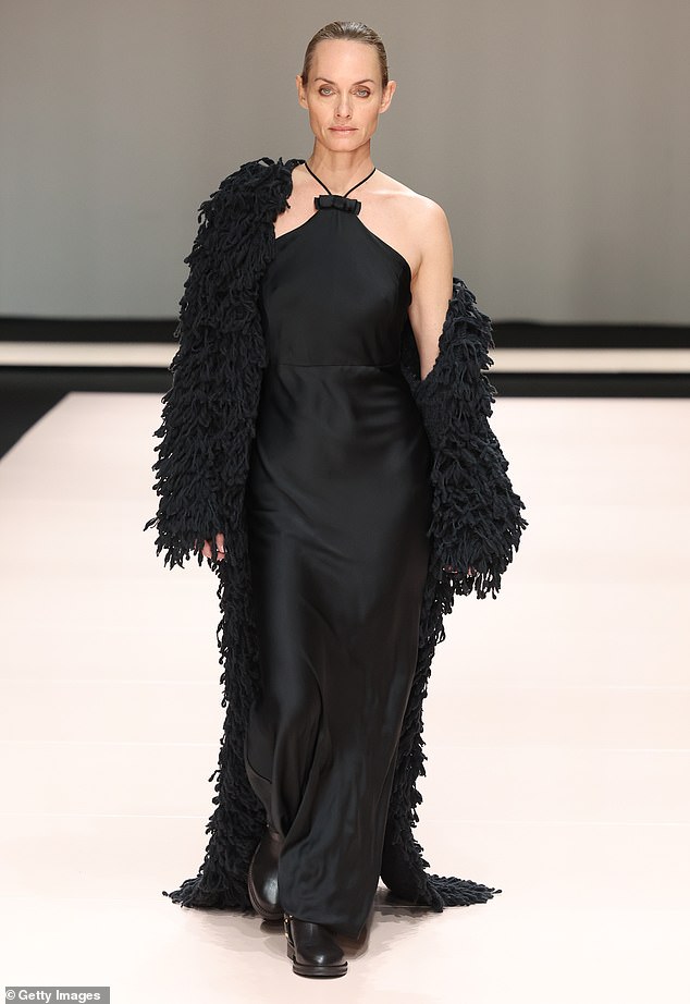 Amber Valletta (im Bild) sah durch und durch wie ein Supermodel aus, als sie am Dienstag während der Mailänder Modewoche neben Natasha Poly auf dem Twinset-Laufsteg stand