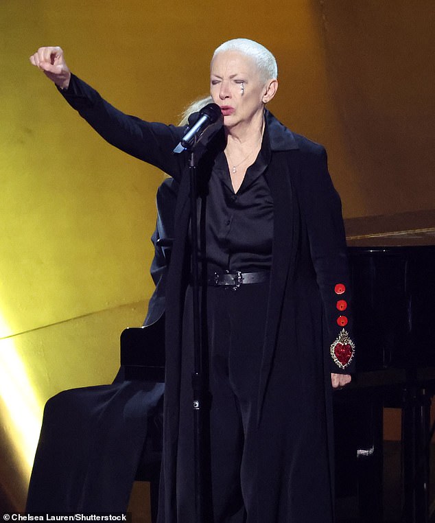Annie Lennox, 69, sorgte unmittelbar nach ihrem Auftritt bei den Grammys für Aufsehen, als sie einen israelischen Waffenstillstand in Gaza forderte, die Hand hob und verkündete: „Künstler für Waffenstillstand.“  Frieden auf der Welt'