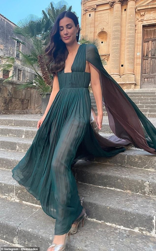 Alessandra versprüht Glamour in einem smaragdgrünen Cape-Kleid von Dior