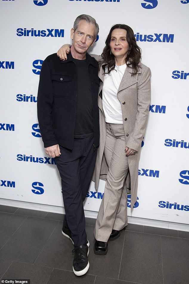 Einer der berühmtesten Schauspieler Australiens, Ben Mendelsohn, 54, (links), hatte am Dienstag einen verspielten Auftritt mit der Schauspielerin Juliette Binoche, 59, (rechts) auf dem roten Teppich in den SiriusXM-Radiostudios in New York
