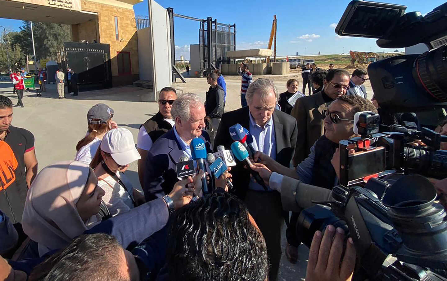 Die US-Senatoren Chris Van Hollen (CL) und Jeff Merkley (CR) sprechen mit der Presse, während sie am 5. Januar 2024 zusammen mit einer US-Delegation die ägyptische Seite des Grenzübergangs Rafah zum südlichen Gazastreifen besuchen.