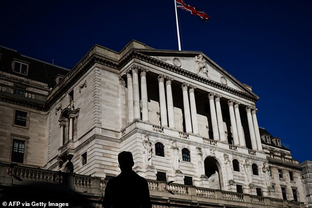 Erleichterung: Die Inflation blieb im Januar stabil bei 4 %, anstatt auf 4,2 % zu steigen, was die Hoffnung nährt, dass die Bank of England (im Bild) zuversichtlich genug sein wird, die Zinsen auf ihrer Mai-Sitzung zu senken