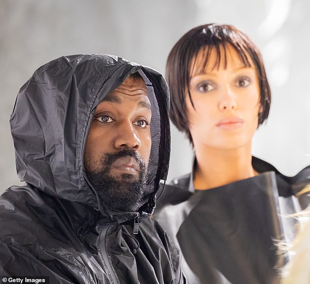 Freunde von Bianca (mit Kanye auf der Mailänder Modenschau) stören sich vor allem an dem „toten Ausdruck in ihren Augen, wenn sie mit Kanye unterwegs ist“, sagte der Insider