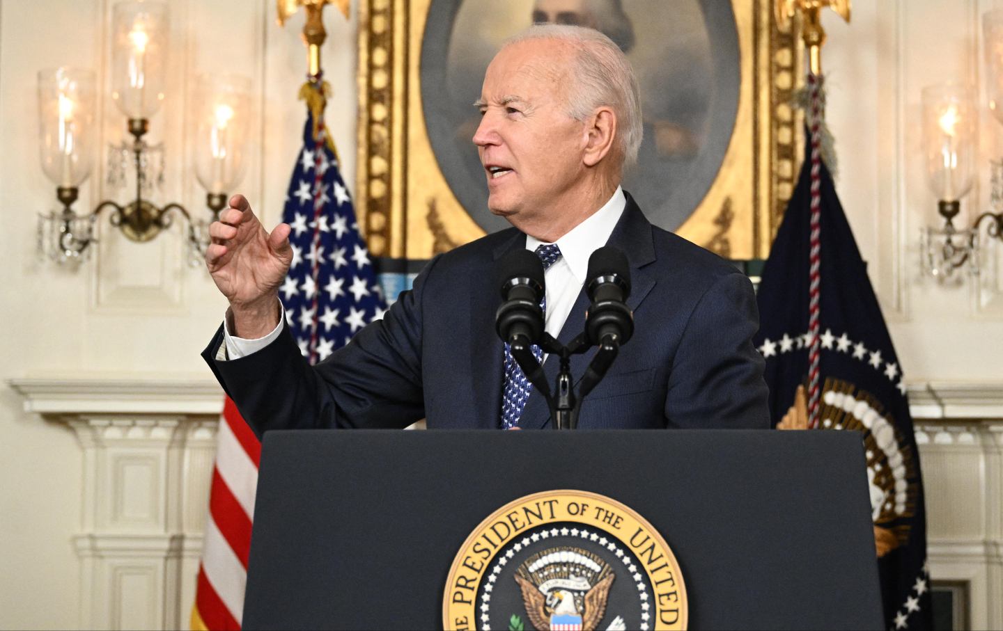 Joe Biden beantwortet Fragen zu Israel, nachdem er am 8. Februar 2024 im diplomatischen Empfangsraum des Weißen Hauses in Washington, D.C. über den Bericht des Sonderermittlers gesprochen hat