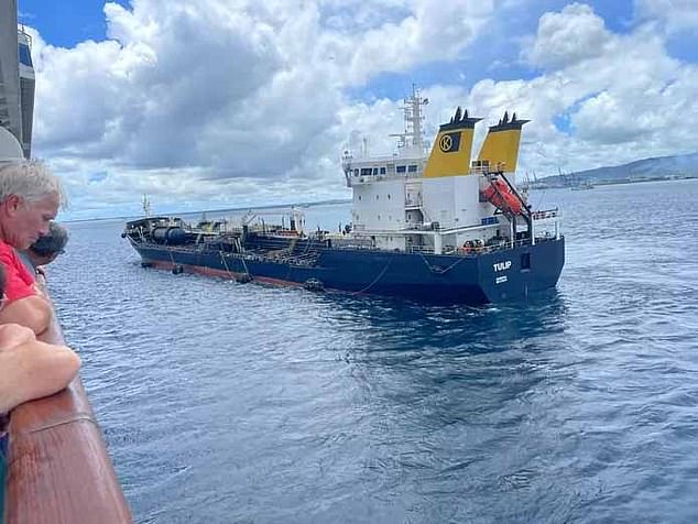 Passagiere saßen auf dem Schiff fest, nachdem die mauritischen Behörden aufgrund eines möglichen Cholera-Ausbruchs das Anlegen des Schiffes verweigerten, „um Gesundheitsrisiken zu vermeiden“.  Dieses Bild wurde von einem Passagier an Bord des norwegischen Passagierschiffs Dawn in der Nähe von Mauritius aufgenommen