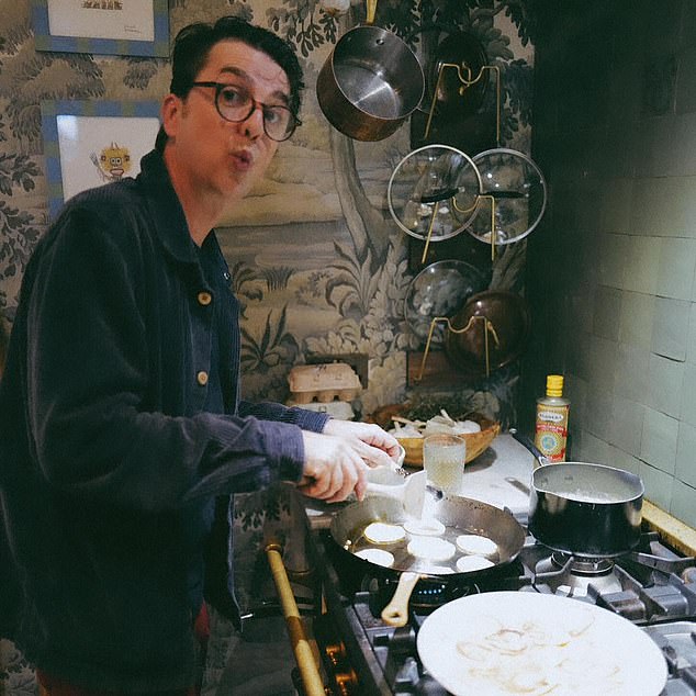 Auf einer Reihe von Fotos, die von einem Familienmitglied geteilt wurden, ist der Indie-Musiker zu sehen, wie er den Knirps in den Armen hält, während ein anderes ihn in der Küche beim Kochen zeigt