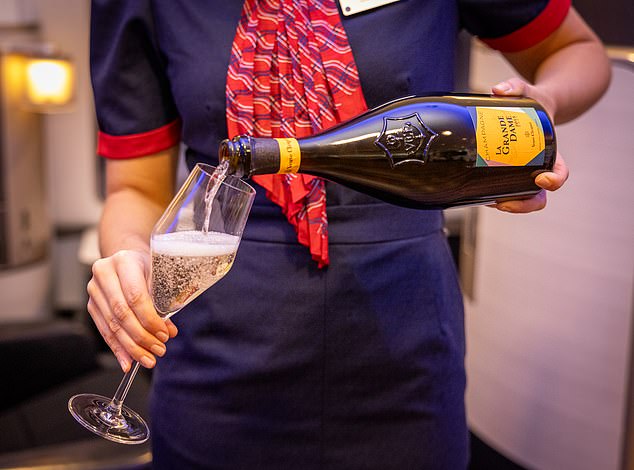 British Airways wird seinen gefeierten Laurent-Perrier Grand Siècle Champagner nicht mehr in der First-Kabine servieren.  Ab dem 1. März können First-Kunden, die auf der Flaggschiffroute der Fluggesellschaft nach New York reisen, Veuve Clicquot La Grande Dame 2015 (oben) genießen, das ab 156 £ im Einzelhandel erhältlich ist