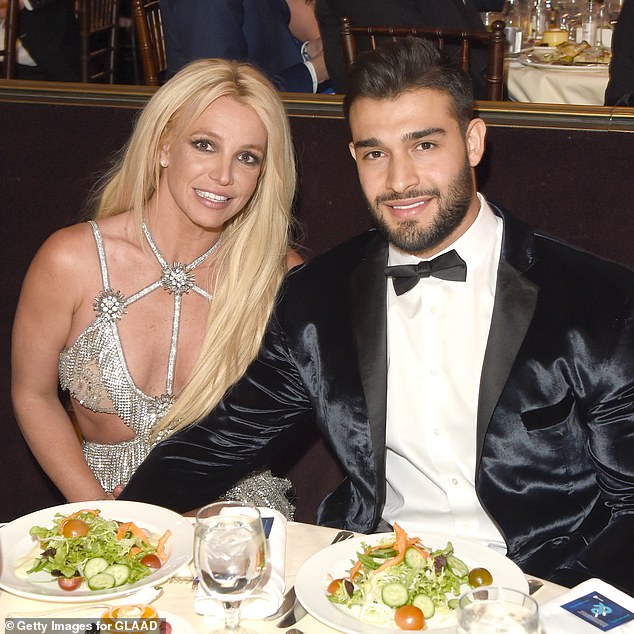 Britney Spears und ihr entfremdeter Ehemann Sam Asghari haben ihre Scheidung fast abgeschlossen, sechs Monate nachdem er die Beendigung ihrer 14-monatigen Ehe beantragt hatte (zu sehen im Jahr 2018).