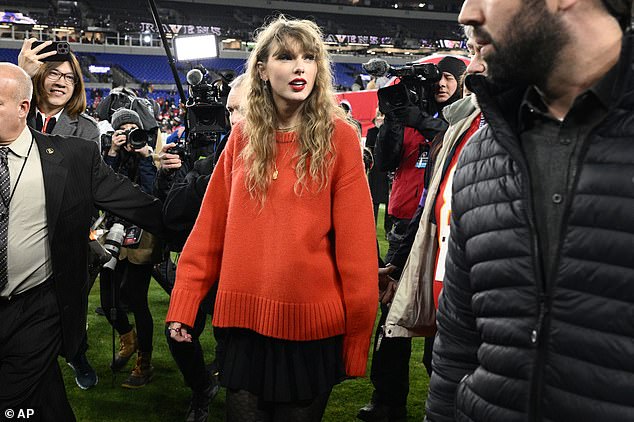Eine Super-Bowl-Werbung thematisiert direkt den positiven Einfluss, den Taylor Swift dieses Jahr auf die NFL hatte