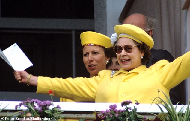 Königin Elizabeth II. und Prinzessin Anne feiern 1988 einen Sieg beim Pferderennen Derby Day