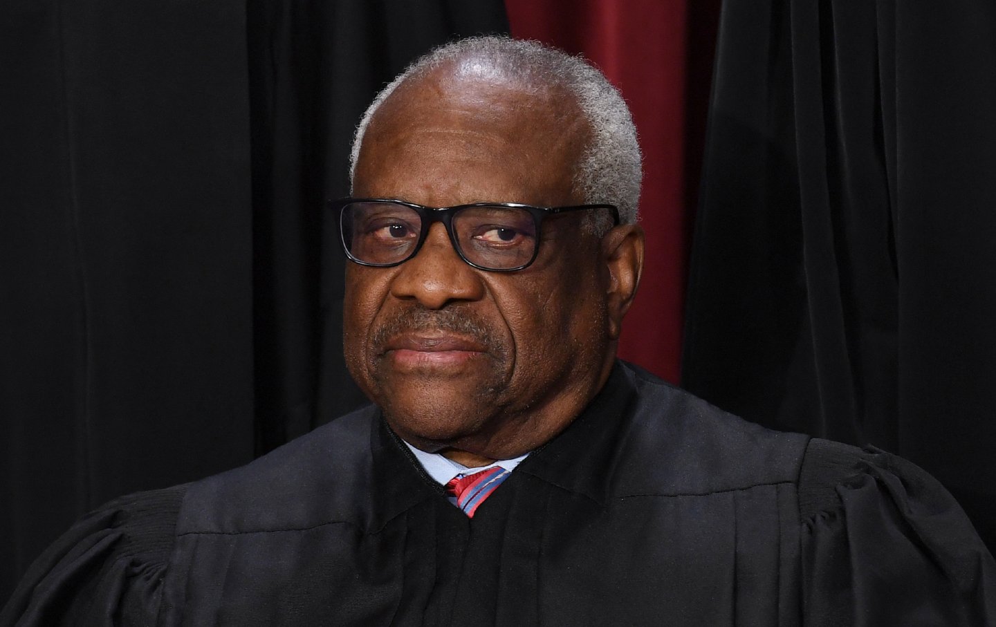 Der stellvertretende Richter am Obersten Gerichtshof der USA, Clarence Thomas, posiert am 7. Oktober 2022 für das offizielle Foto vor dem Obersten Gerichtshof in Washington, DC.