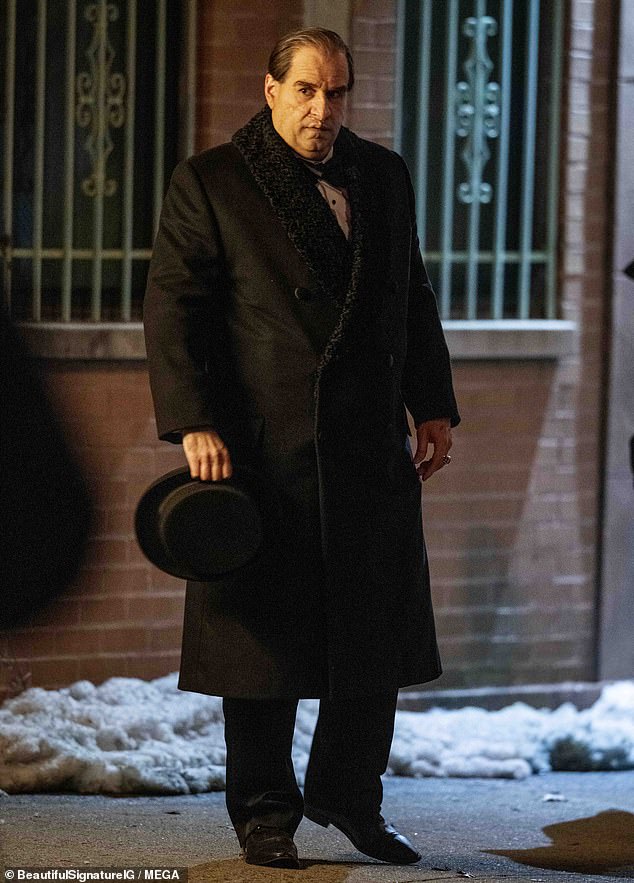 Colin Farrell sah am Mittwoch im Smoking weiterhin unkenntlich aus, als er in New York City die Dreharbeiten zum Batman-Spin-off „The Penguin“ fortsetzte