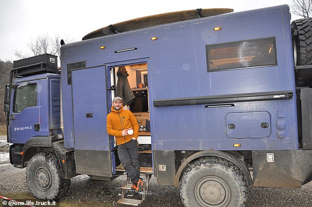 Bobby Bolton, 31, machte sich in einem umgebauten Lastwagen auf den Weg zu einer 10.000 Meilen langen Fahrt von Wigan nach Australien.  Er hat die Reise auf seinem Instagram-Konto @one.life.truck.it dokumentiert