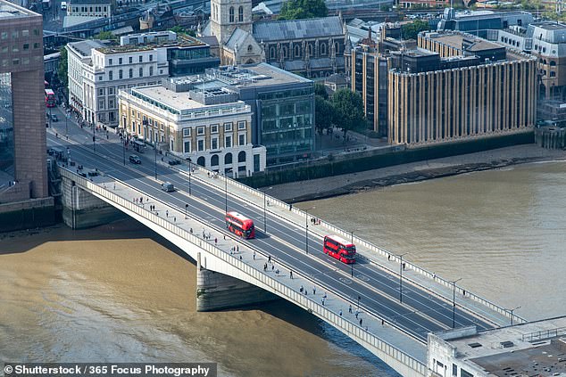 Die erste London Bridge wurde um 52 n. Chr. von der einfallenden römischen Armee des Kaisers Claudius irgendwo in der Nähe der heutigen Brücke gebaut (oben).