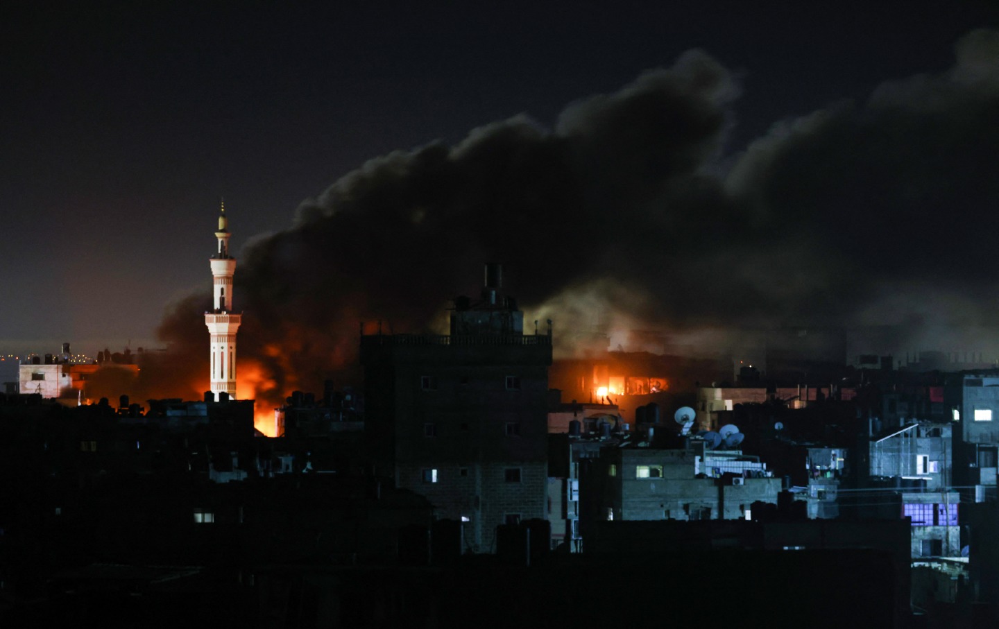 Während der israelischen Bombardierung von Rafah im südlichen Gazastreifen am 12. Februar 2024 steigt Rauch auf.