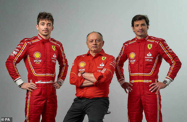 Charles Leclerc (links) von Ferrari, Teamchef Frederic Vasseur (Mitte) und Carlos Zainz Jr. (rechts) waren alle vor der Enthüllung des neuen Autos des Teams für die kommende F1-Saison abgebildet