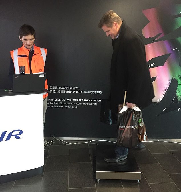 Die Debatte kommt, nachdem Finnair angekündigt hat, Passagiere mit ihrem Handgepäck zu wiegen, um das Gewicht des Flugzeugs vor dem Start besser einschätzen zu können