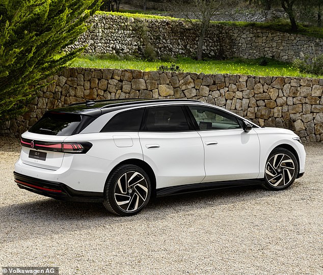 Volkswagen hat seinen neuen ID.7 Tourer vorgestellt – eine erweiterte Version der Flaggschiff-Limousine ID.7 – ein weiteres Zeichen dafür, dass dem Familienkombi ein elektrisches Comeback bevorsteht