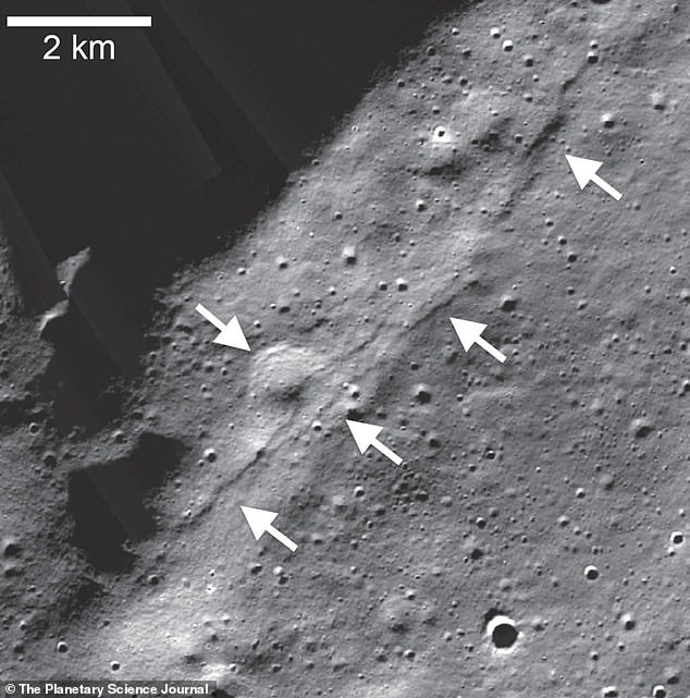 Wissenschaftler sagen, dass es Mondbeben schon einmal gegeben hat und dass es wieder passieren könnte.  Hier zeigen Pfeile auf „Steilhänge“ – lange Strukturen, die vermutlich tektonischer Natur und das Ergebnis einer Überschiebung sind – am Südpol des Mondes
