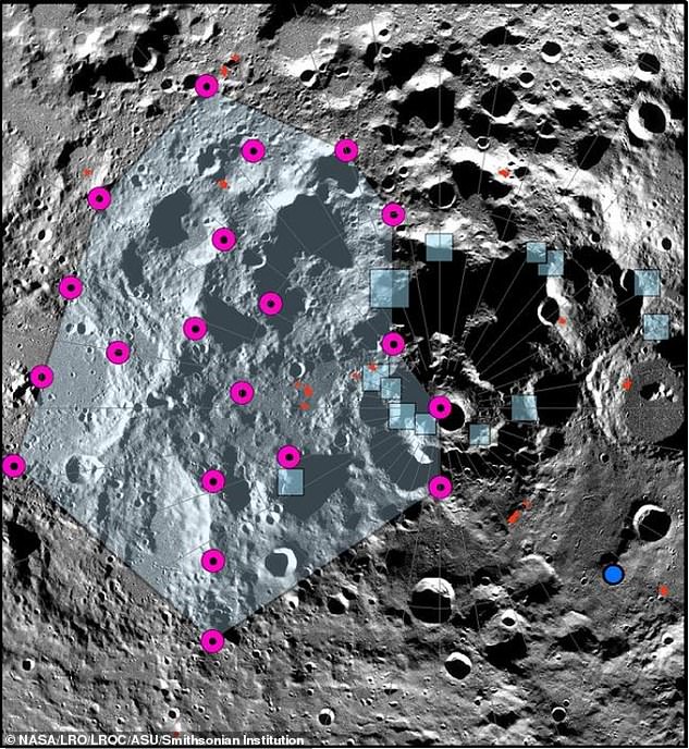 Der Umfang des Erdmondes schrumpfte um mehr als 150 Fuß, da sein Kern in den letzten paar hundert Millionen Jahren allmählich abkühlte.  Abgebildet ist die Südregion des Mondes mit blauen Kästchen, die die geplanten Orte der bevorstehenden Mondlandung von Artemis III markieren.  Magentafarbene Punkte weisen auf mögliche Epizentren eines sehr starken Mondbebens in den frühen 1970er Jahren hin