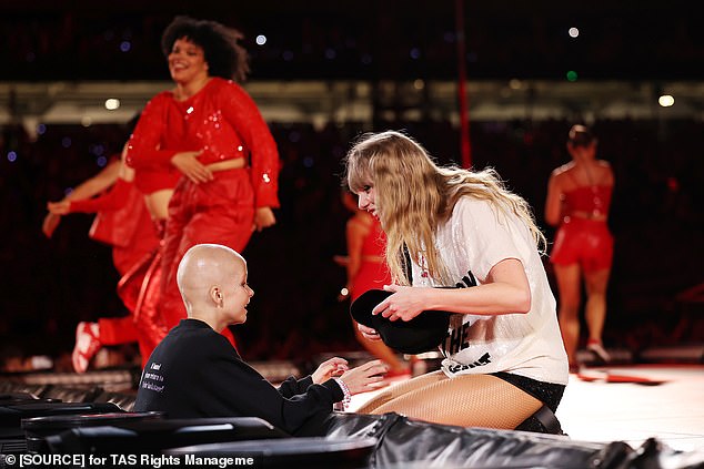 Taylor Swift hat am Freitag den Traum eines todkranken neunjährigen Mädchens wahr gemacht.  Bei der ersten ihrer Sydney-Shows auf ihrer Eras-Tour wählte Swift die junge Scarlett, die gegen eine aggressive Form von Hirntumor kämpft, als Empfängerin ihres signierten „22“-Fedoras (im Bild)