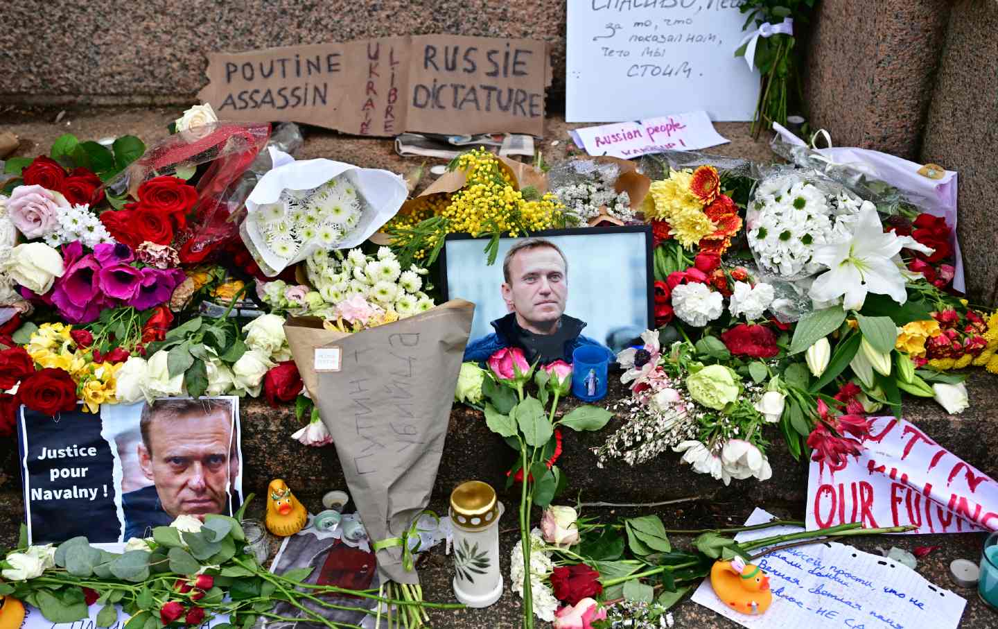 Neben der russischen Botschaft wurden Blumen zu Ehren von Alexej Nawalny niedergelegt