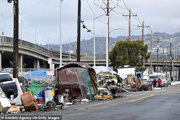 Ein Blick auf ein Obdachlosenlager auf einer Straße in West Oakland, Kalifornien.  Der Staat hat die größte obdachlose Bevölkerung in den USA