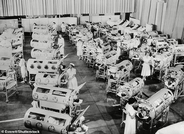 Krankenschwestern behandelten 1953 in Kalifornien einen Raum voller Poliopatienten. Solche Szenen sind dank der revolutionären Impfstoffe verschwunden, aber die Akzeptanz ist seit Jahren rückläufig