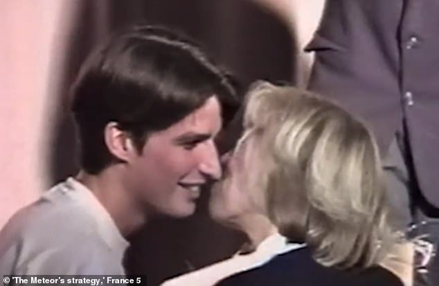 Das Filmmaterial zeigt den Moment, als der 15-jährige Emmanuel Macron (links) 1993 seine 40-jährige Lehrerin Brigitte Trogneux (rechts) küsste – zwei Jahre bevor er erklärte, dass er sie heiraten wollte