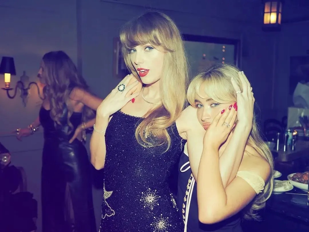 Taylor Swift trägt einen Opalring