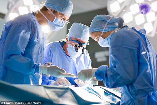 Etwa 25.000 NHS-Patienten pro Jahr unterziehen sich einer Operation zur Behebung von Herzfehlern wie einer defekten Mitralklappe, einer der häufigsten Operationen (Stockbild)