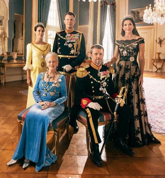 Die dänische Königin ist mit ihren Söhnen Frederik (sitzend) und Joachim und ihren Frauen, Prinzessin Mary und Prinzessin Marie (links, stehend) abgebildet.
