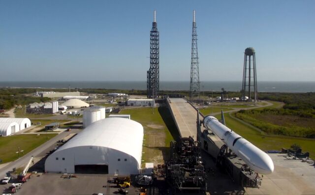 Die erste New Glenn-Rakete in Originalgröße rollt am Launch Complex 36 aus.