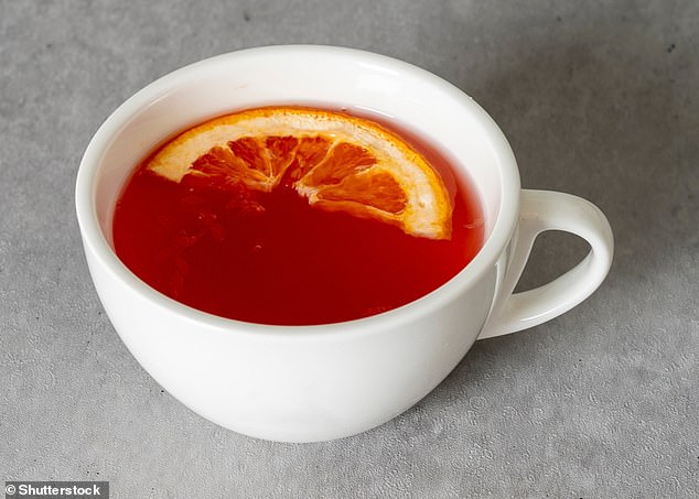 Grapefruit im Tee?  Ein Wissenschaftler sagt, dass es die Ausscheidung von Koffein im Körper verlangsamen und dafür sorgen kann, dass man sich länger wach fühlt