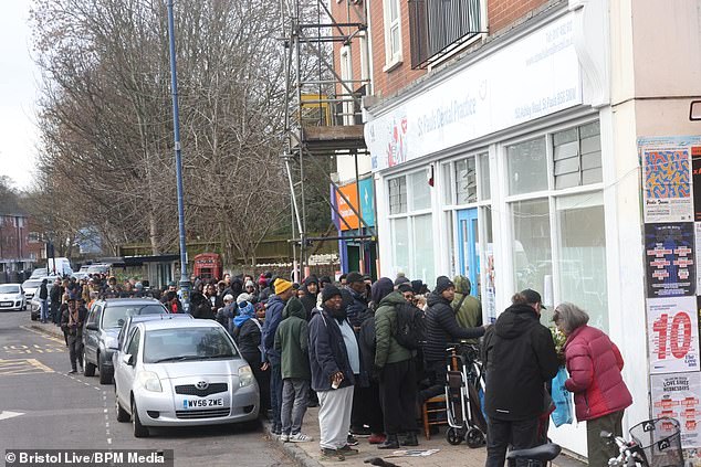 Hunderte von Menschen standen heute in Bristol Schlange vor einer neu eröffneten NHS-Zahnarztpraxis