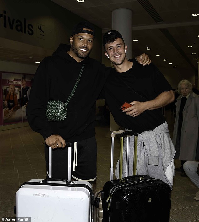 Die „chaotischen“ Mitch Taylor und Luis Morrison von Love Island posierten verspielt Arm in Arm, als sie am Mittwoch am Flughafen Heathrow ankamen