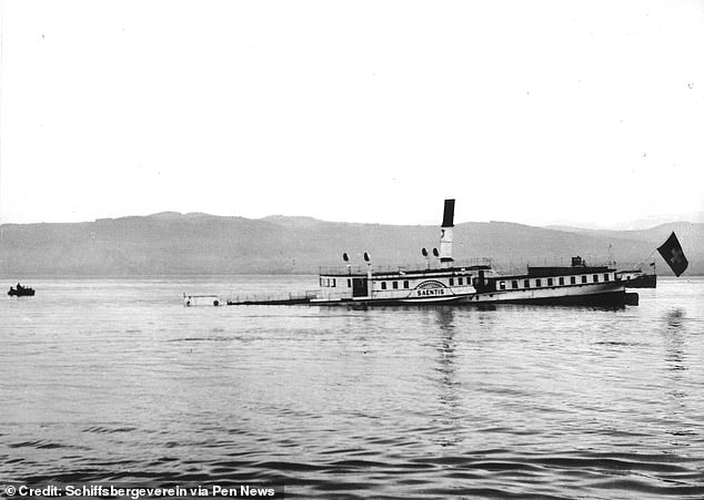 Der Säntis (im Bild), ein Dampfschiff mit dem Spitznamen „Titanic der Alpen“, wird vom Grund des Bodensees gehoben, wo es vor mehr als 90 Jahren versenkt wurde