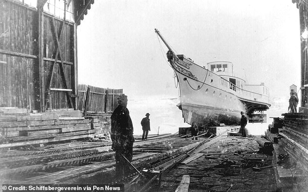 Dieses Foto aus dem Jahr 1898 zeigt das Schiff auf der Werft Romanshorn.  Wenn es erfolgreich vom Meeresboden gehoben wird, kehrt es zur Restaurierung wieder zu dieser Werft zurück