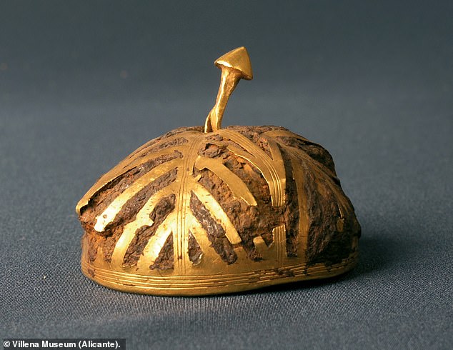 Eine mit Gold beschichtete Kappe und ein Armband setzten das außerirdische Material eines Meteors fort, der vor einer Million Jahren auf die Erde stürzte