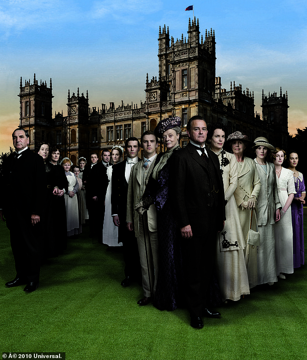 Die Besetzung der ersten Staffel von Downtown Abbey, die 2010 Premiere hatte, ist oben abgebildet