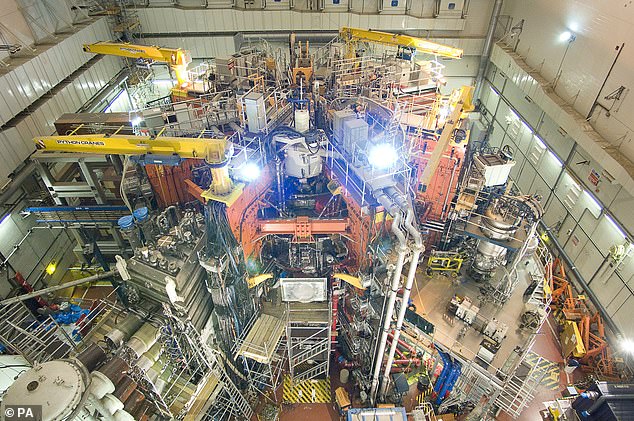Die UKAEA gab bekannt, dass der Joint European Torus (JET), der größte und leistungsstärkste in Betrieb befindliche Reaktor namens Tokamak, innerhalb von fünf Sekunden einen Weltrekord von insgesamt 59 Megajoule Wärmeenergie durch Fusion erzeugt hat