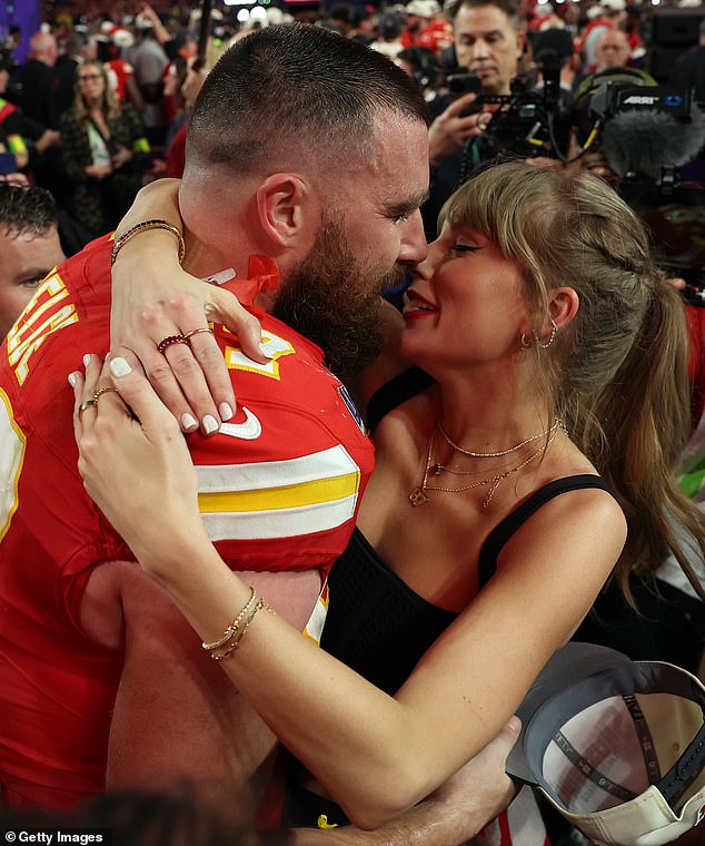 Swift feierte mit seinem Freund Travis Kelce, nachdem Kansas City die 49ers in Las Vegas besiegt hatte