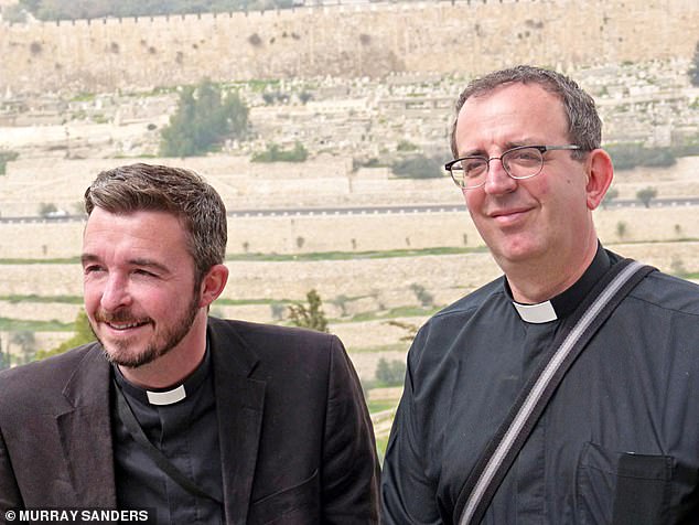 Der berühmte ehemalige Geistliche (rechts) verlor 2019 seinen Partner David Oldham;  Das Paar heiratete 2010, bevor Oldham an Alkoholismus starb.  Coles sagte gegenüber der Times, dass er nicht ehrlich sei, was das Zölibat angeht