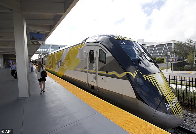 Ein geplanter Hochgeschwindigkeits-Personenzug, der Las Vegas mit LA verbindet, erhält durch die Genehmigung zusätzlicher Mittel in Höhe von 2,5 Milliarden US-Dollar (1,975 Milliarden Pfund) weiteren Auftrieb.  Ziel der Bahnlinie Brightline West ist es, Passagiere in nur zwei Stunden durch die Wüste Nevadas zu befördern.  Abgebildet ist ein Brightline-Zug in Fort Lauderdale