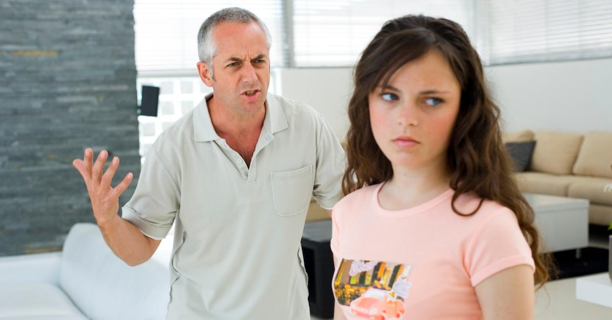 Ein Vater hat eine Meinungsverschiedenheit mit seiner Tochter